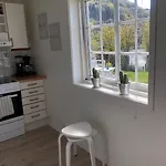 Koselig Nyoppusset 3 Roms Med Egen Parkeringsplass I Rolige Omgivelse Naer Sjoen, 2 Mil Nord For Sentrum.
