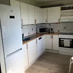 Koselig Nyoppusset 3 Roms Med Egen Parkeringsplass I Rolige Omgivelse Naer Sjoen, 2 Mil Nord For Sentrum. Apartmán *