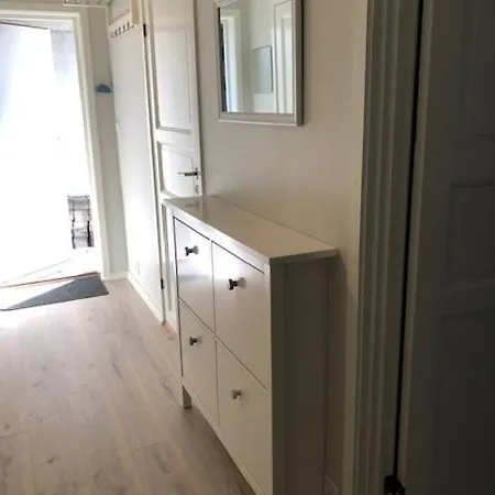Koselig Nyoppusset 3 Roms Med Egen Parkeringsplass I Rolige Omgivelse Naer Sjoen, 2 Mil Nord For Sentrum. *