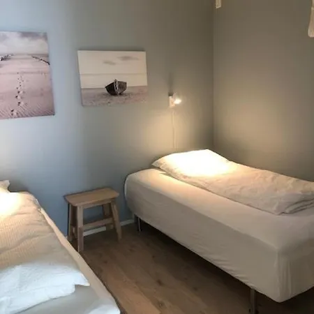 Koselig Nyoppusset 3 Roms Med Egen Parkeringsplass I Rolige Omgivelse Naer Sjoen, 2 Mil Nord For Sentrum. Apartmán *