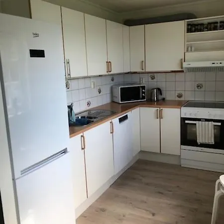 Koselig Nyoppusset 3 Roms Med Egen Parkeringsplass I Rolige Omgivelse Naer Sjoen, 2 Mil Nord For Sentrum. Apartamento *