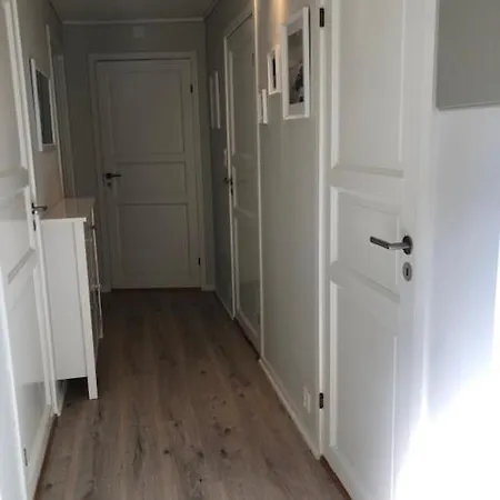 Koselig Nyoppusset 3 Roms Med Egen Parkeringsplass I Rolige Omgivelse Naer Sjoen, 2 Mil Nord For Sentrum.