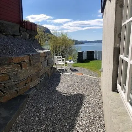 Koselig Nyoppusset 3 Roms Med Egen Parkeringsplass I Rolige Omgivelse Naer Sjoen, 2 Mil Nord For Sentrum. Bergen