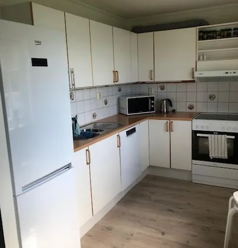 Koselig Nyoppusset 3 Roms Med Egen Parkeringsplass I Rolige Omgivelse Naer Sjoen, 2 Mil Nord For Sentrum. Apartamento *